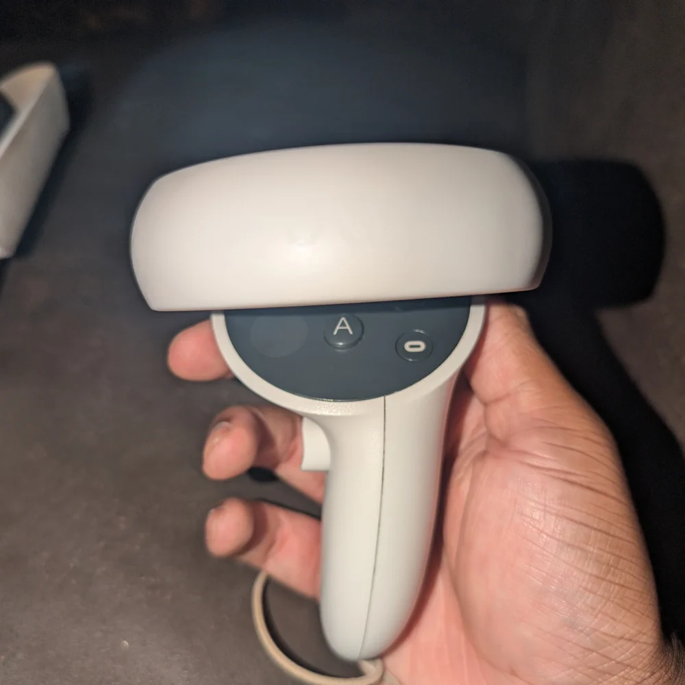 Used Oculus Quest 2 With A Broken Head Strap And Only The Right Controller